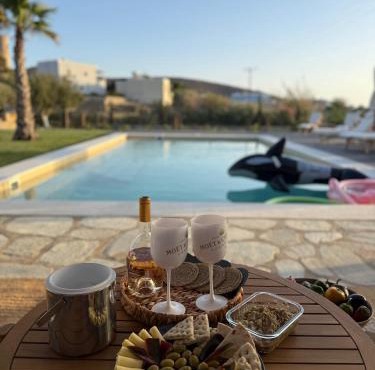 Villa Loretta with pool, jacuzzi and garden