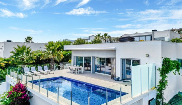 Villa "Modern Seaview" with Private Pool & Wi-Fi