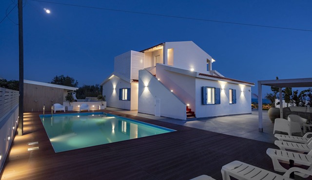 Villa Nettuno, enchanting contemporary villa, seafront , with pool
