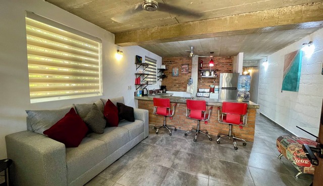 Villa Palmas, one bedroom, Cozy Apt. only 3 blocks from the beach