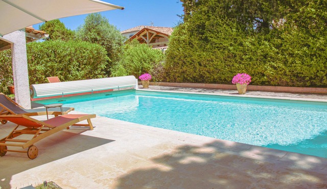 Villa Pin Parasol ideal for your holidays with swimming pool for 10 people.