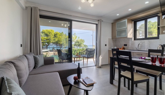 Villa with Sea View, Shared Garden & Wi-Fi