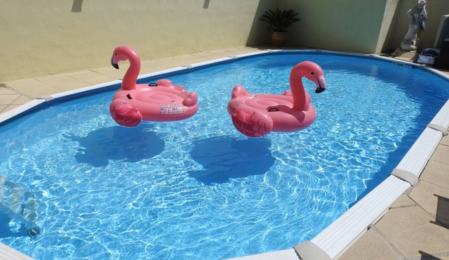 Villa with secure pool, beaches and Calanques, near Cassis (6 pers max)