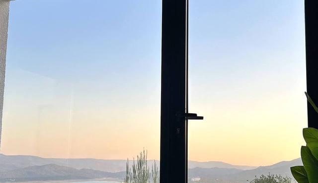 Villa with stunning panoramic views and indoor fireplace