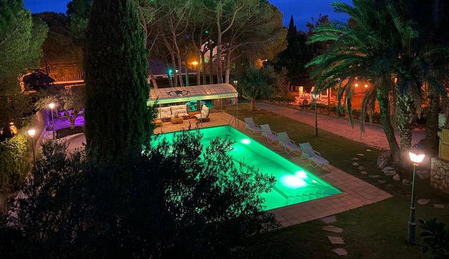 Vintage Mediterranean Villa. Private Pool and Beautiful Gardens