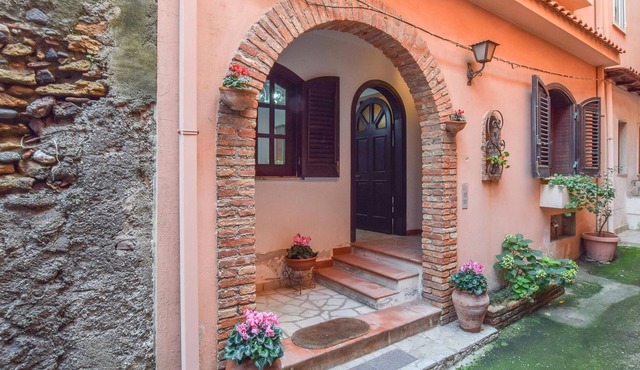 Welcome to this lovely cottage close to the sandy beach.