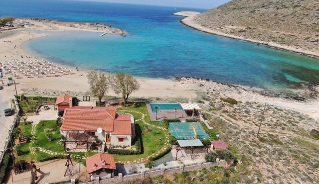 When the pool touches the sea..