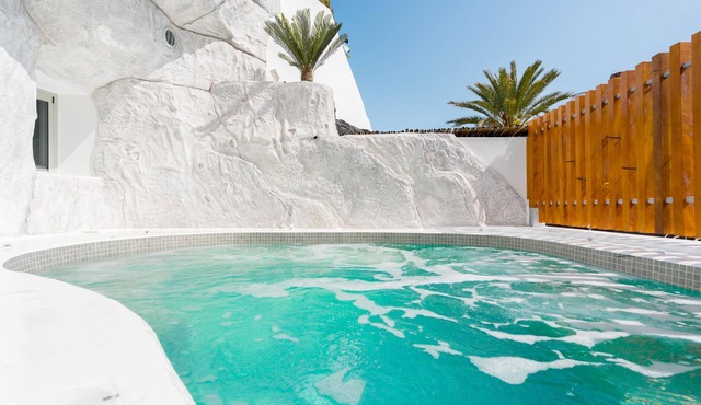 White occhio villa Santorini