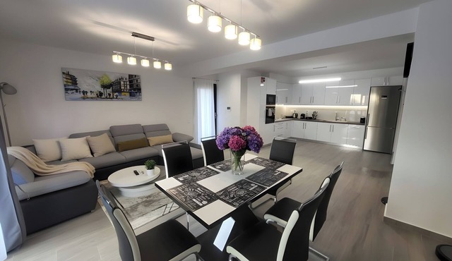 ​Whole Floor 6-Guest Apt· 180m Metro & Acropolis
