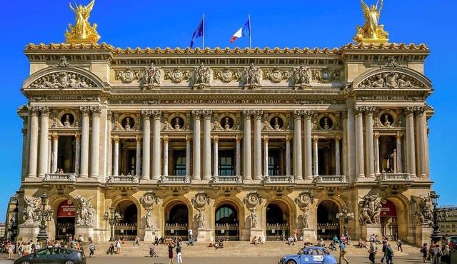 WITHIN WALKING DISTANCE FROM THE LOUVRE , PALAIS GARNIER & PLACE VENDÔME