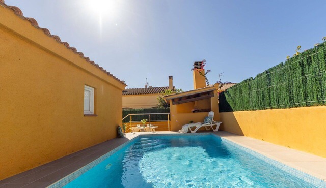Wonderful private villa for 6 guests with A/C, WIFI, private pool, TV, patio and pets allowed