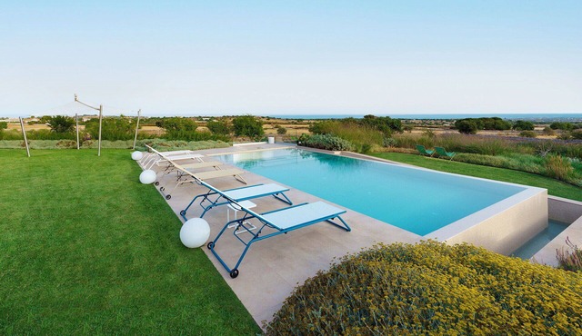 Wonderful private villa for 8 people with hot tub, sauna, WIFI, private pool, A/C, TV and terrace