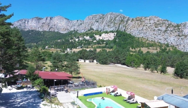 ZEcamping 2* avec piscine restaurant vue sur le village de Saint Auban