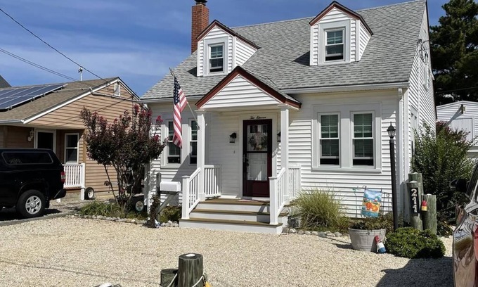 Surf City House | Centrally located cape cod close to the bay and beach in Surf City