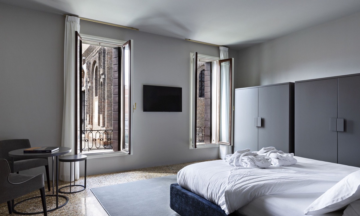Cannaregio Apartment | Residence Tiepolo Prestige (Canal View)