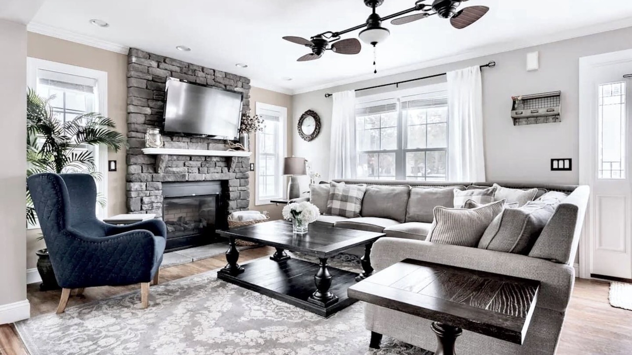Photo of Livingroom in Town Bank