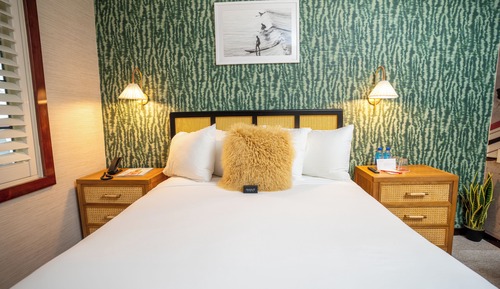 Junior Room, 1 Queen Bed