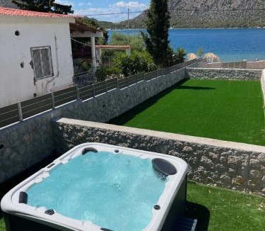Limni Vouliagmenis House | Villa Nerόessa