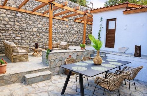Kefalochori Villa | Archontiko Kastellia - Stone Guesthouse with Fireplace and Mountain View