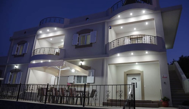 Kamelia Villa with private pool, BBQ, playground, surrounded by nature!