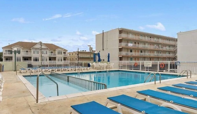 1 BR, 1 Bath Condo w/a Gorgeous Pool & Sundeck!