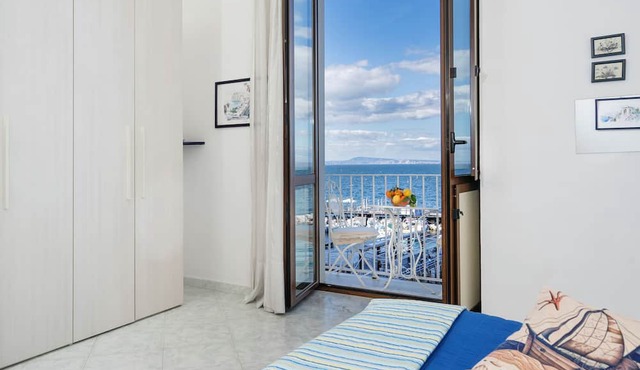 Al Mare Apartment Sorrento, 1 Bedroom sea view beach apartment in Sorrento for up to 4 people