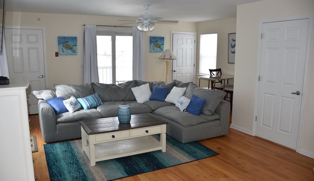 Roof top pool & game room, 2 blocks to beach, 3/bedrooms, beach passes included