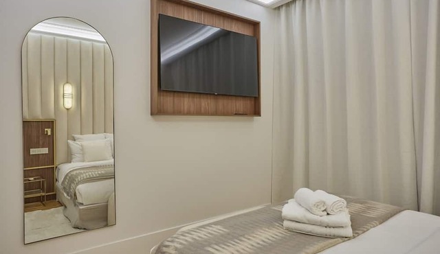 Superb AC Apartment Roosevelt Saint Honoré